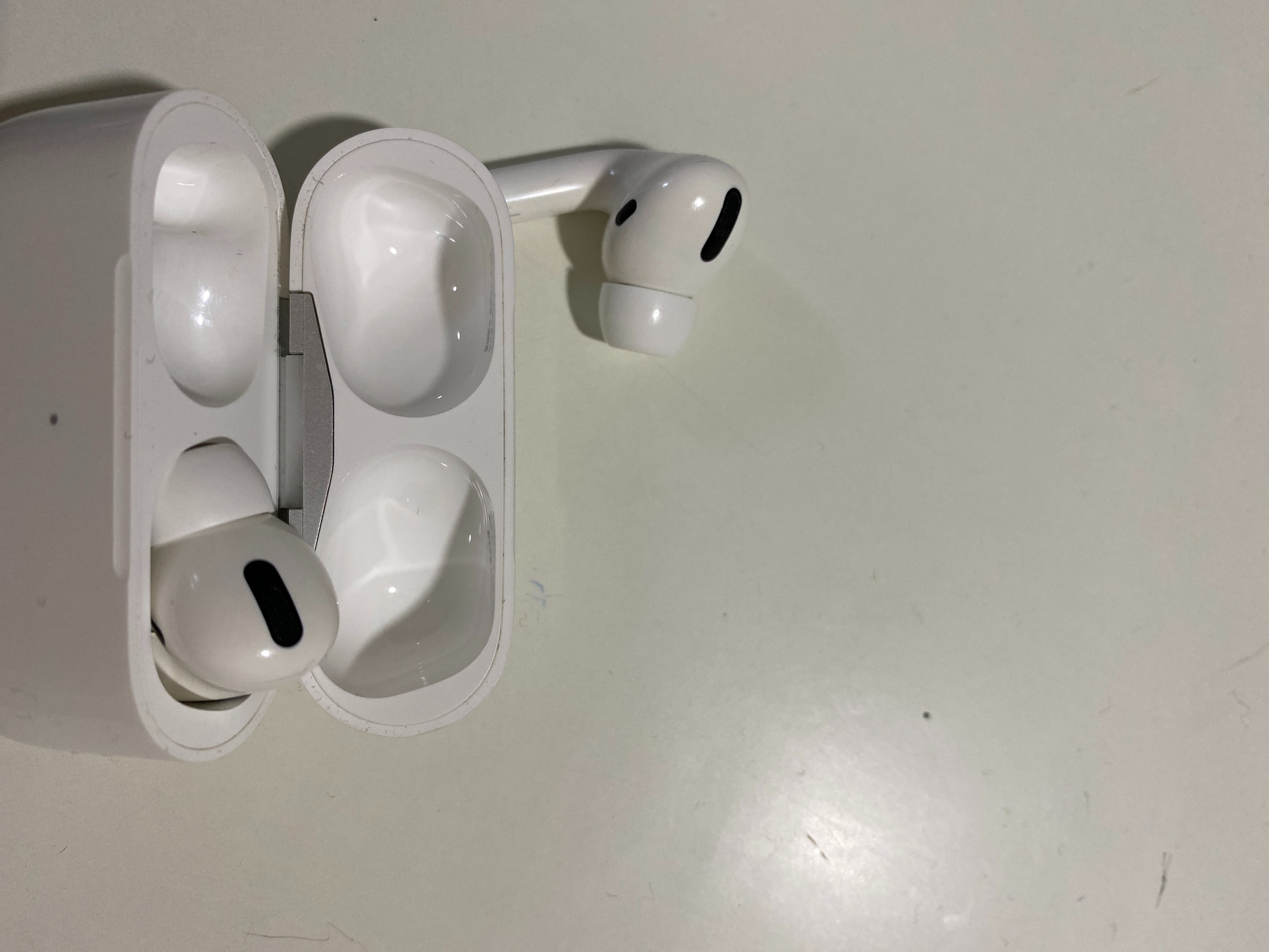 AirPods Pro 不放声音中手碰左耳机时… - Apple 社区