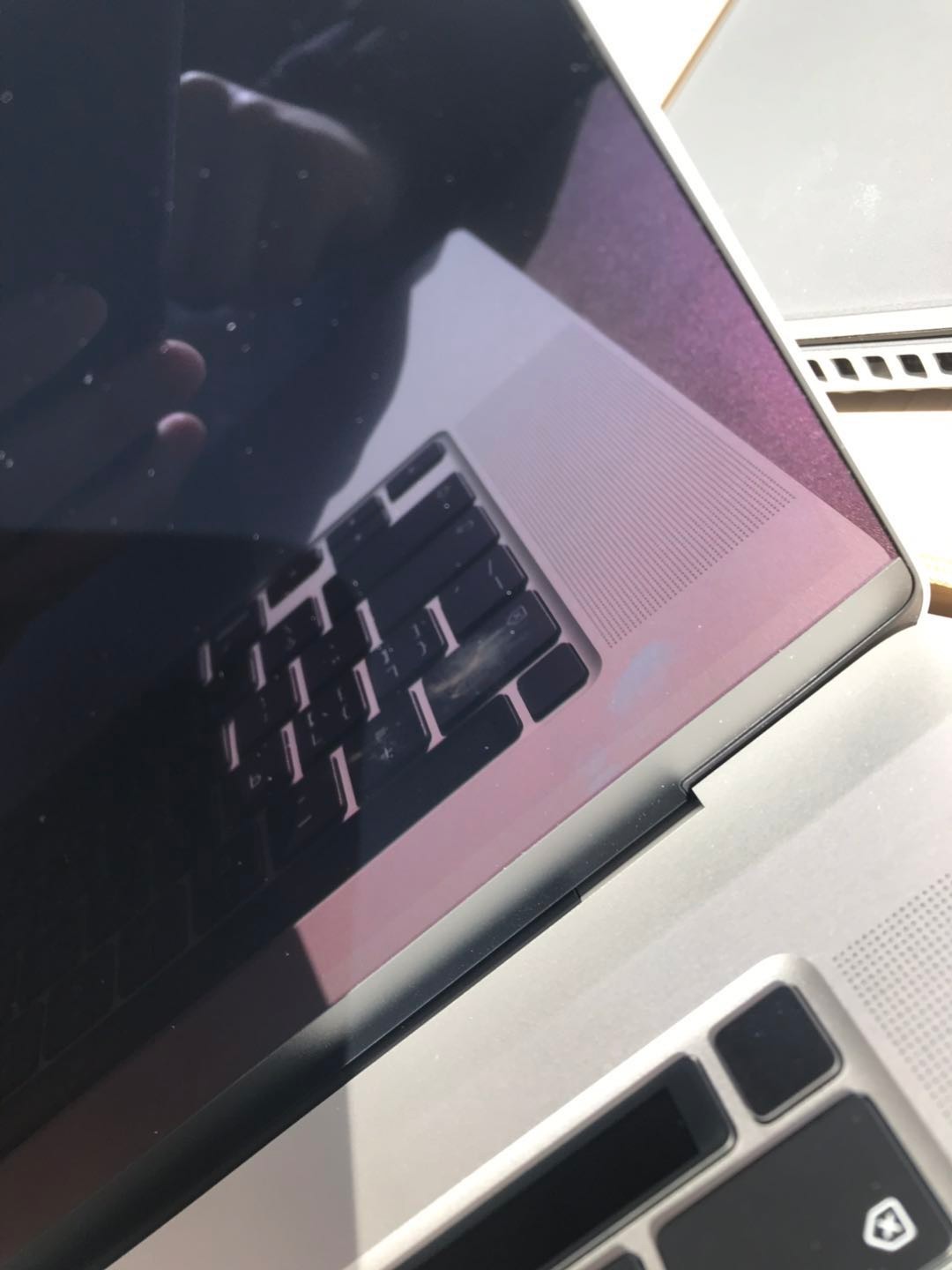 Macbook Pro屏幕有个蓝色的斑块 X Apple 社区