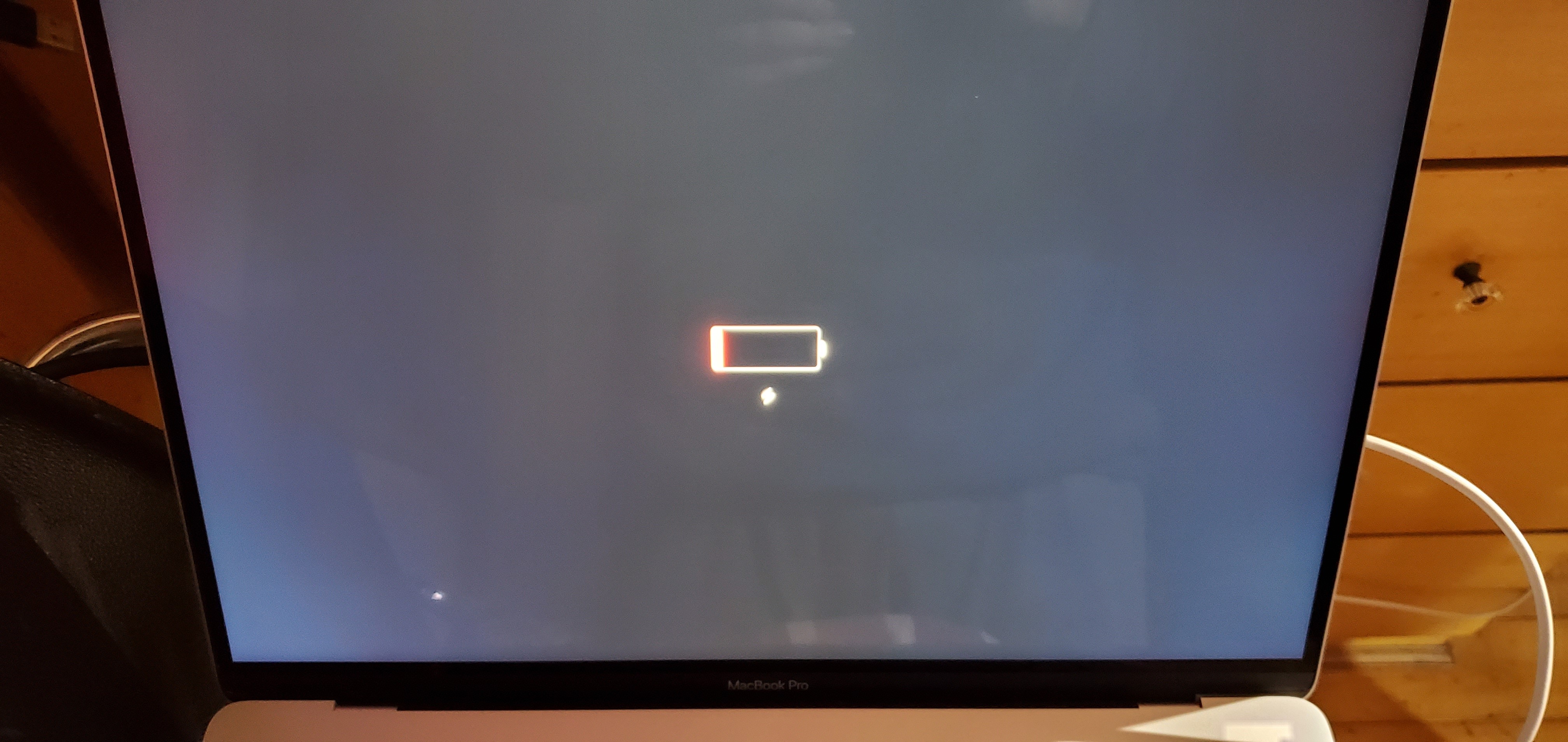 问题问2019款16寸mbp在接通电源的情况下开机显示电量不足无法开机