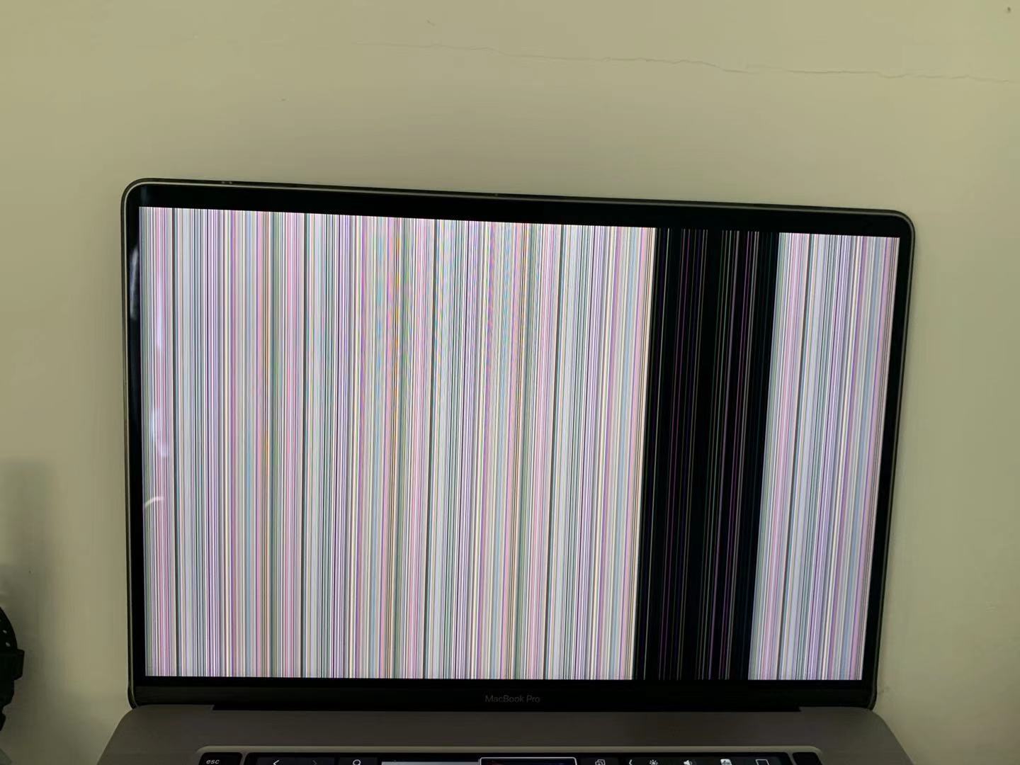 用了十个月左右出现花屏屏幕花屏