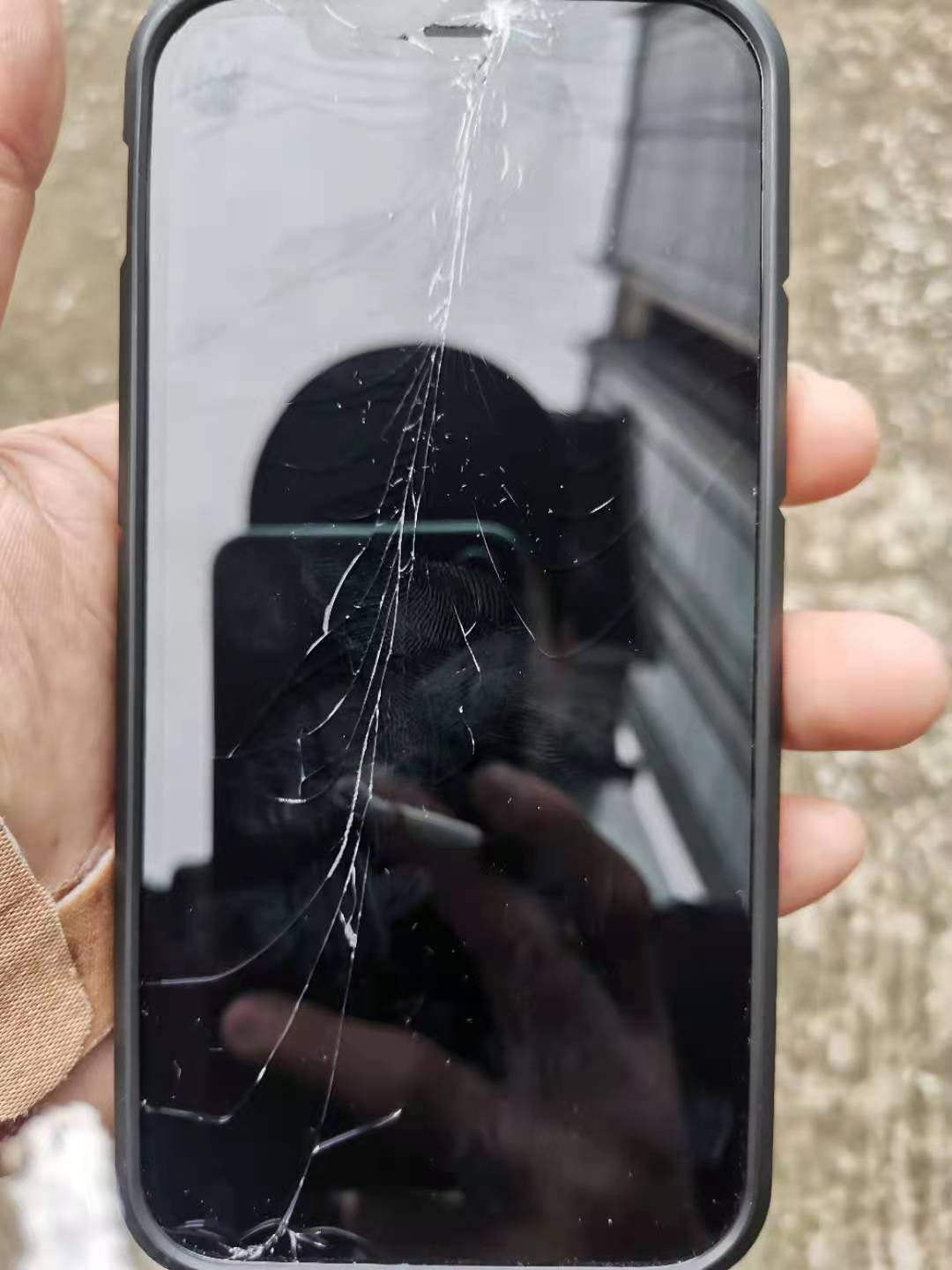 iphone12碎屏的照片图片