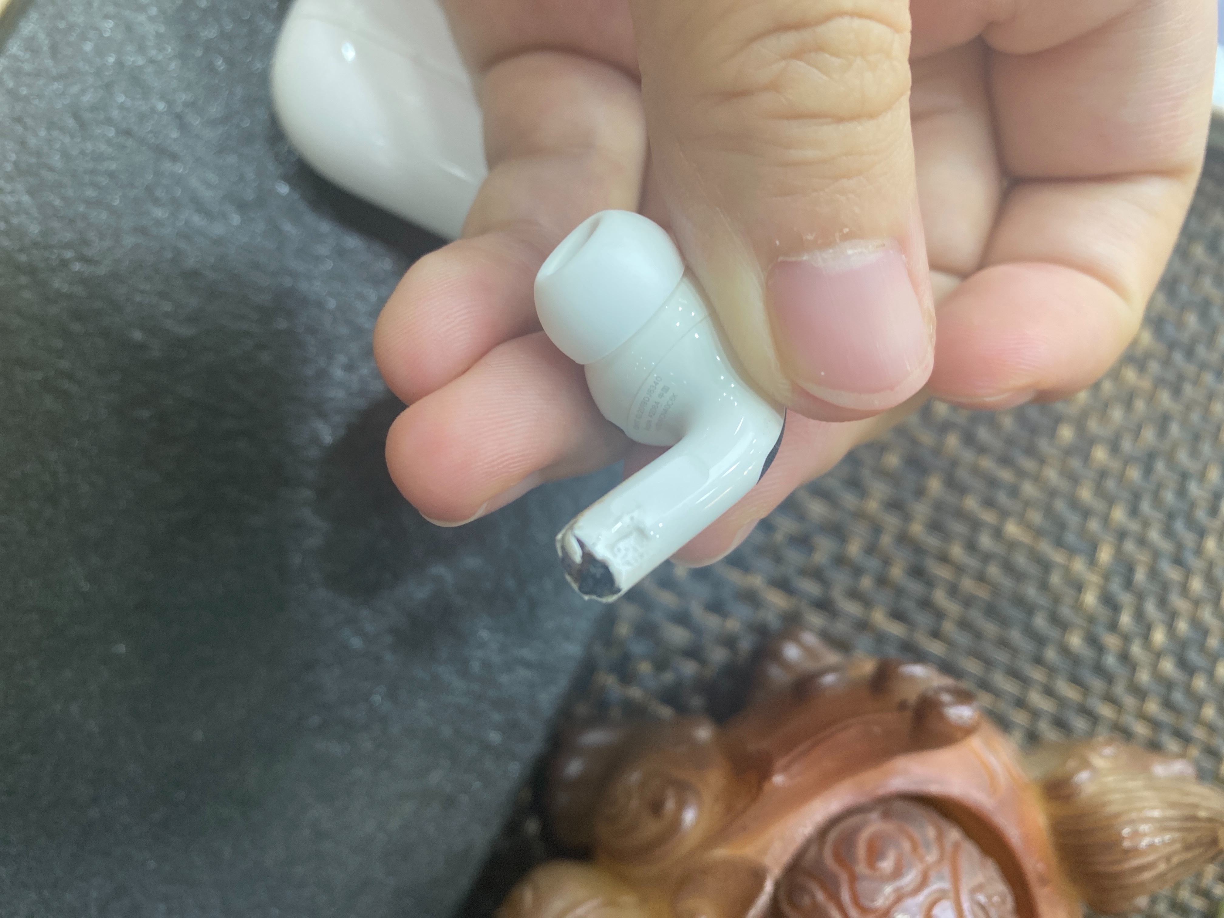 蓝牙耳机3代被电梯卡断了尾部声音正常能维修吗