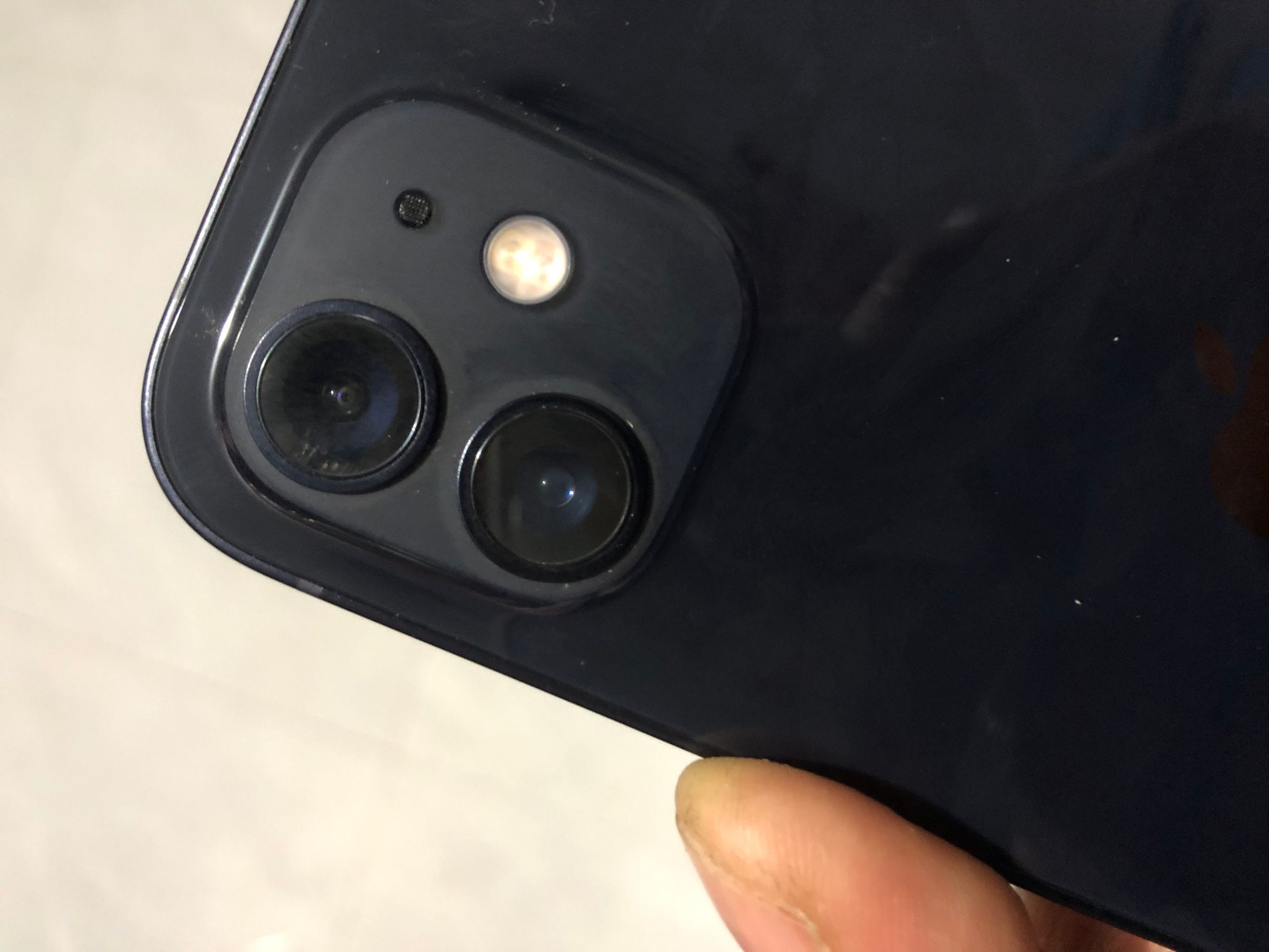 iphone12黑色摄像头有一圈白圈