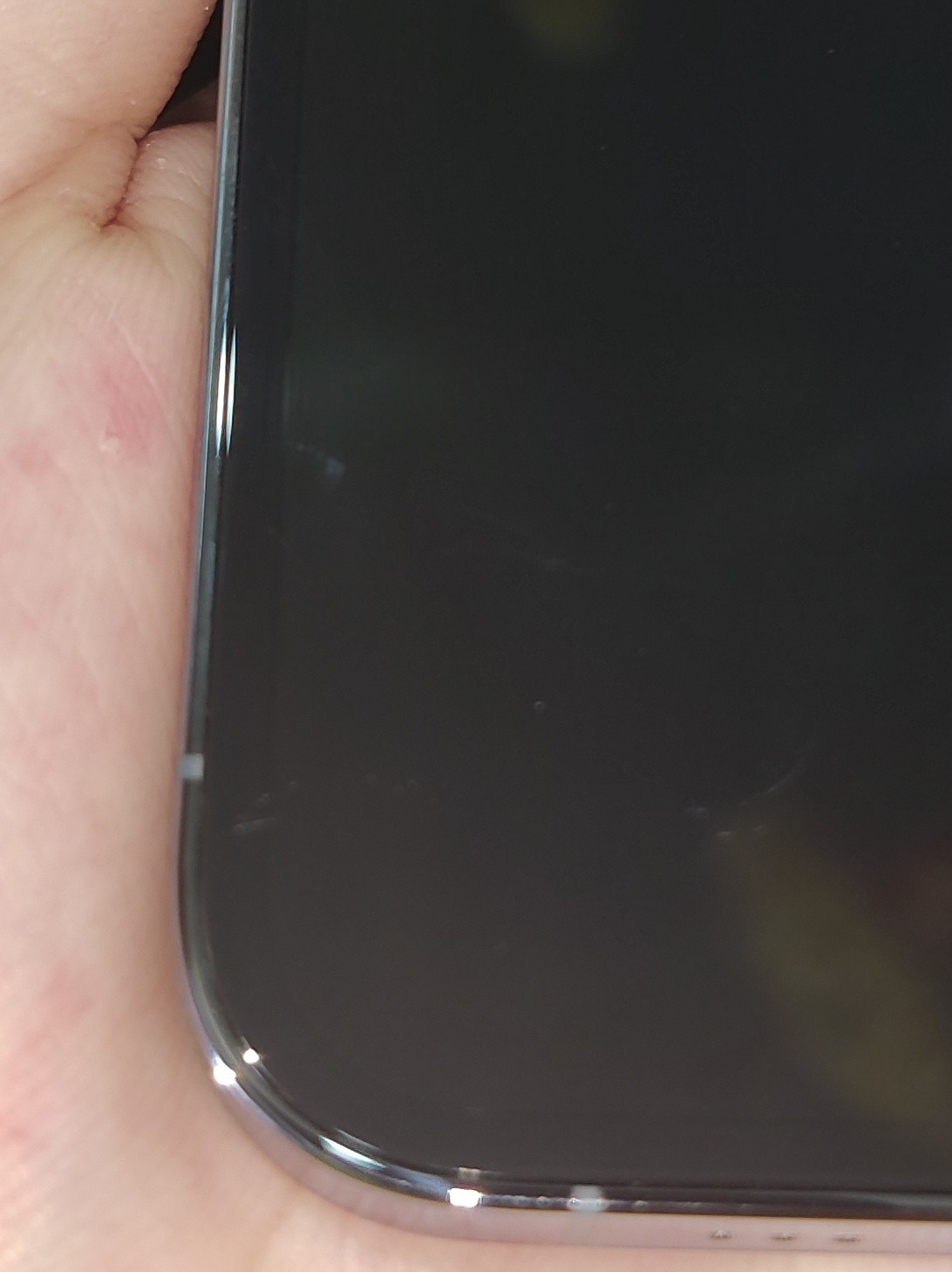 官网买的苹果13屏幕上有划痕